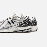 New Balance 1906R - Silver Metallic / Black / Sea Salt