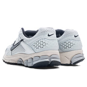Women's Zoom Vomero 5 - Pure Platinum/Chrome/Light Orewood Brown